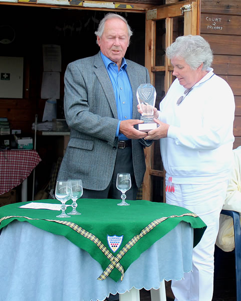Rhona Foster winner recieves The -------- Trophy 
from Howard Rosevear (President)